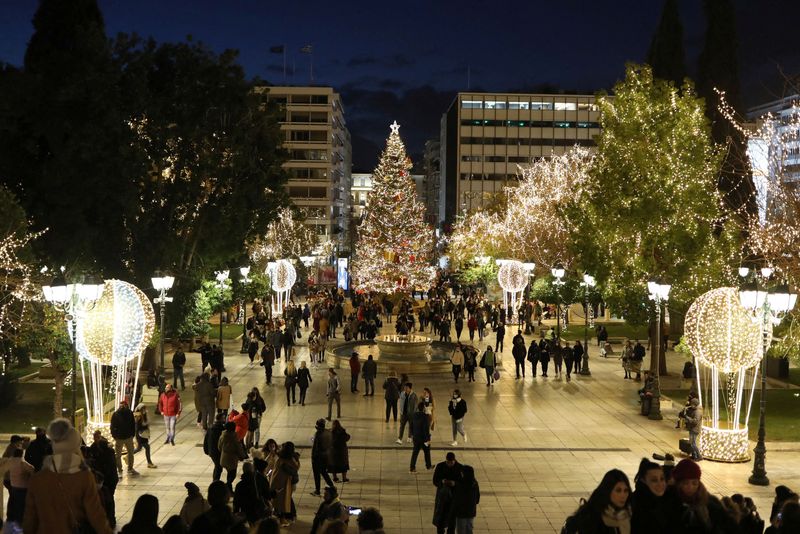 &copy; Reuters. A Athènes. Le gouvernement grec a interdit les célébrations publiques de Noël et du Nouvel an et imposé le port du masque en plein air pour tenter de ralentir la diffusion du variant Omicron du coronavirus. /Photo prise le 18 décembre 2021/REUTERS/L