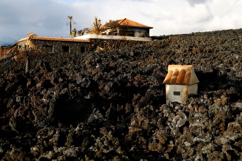 &copy; Reuters. FOTO DE ARCHIVO: Una casa cubierta por la lava del volcán Cumbre Vieja en la zona de Las Manchas, España, 17 de diciembre de 2021. REUTERS/Borja Suárez