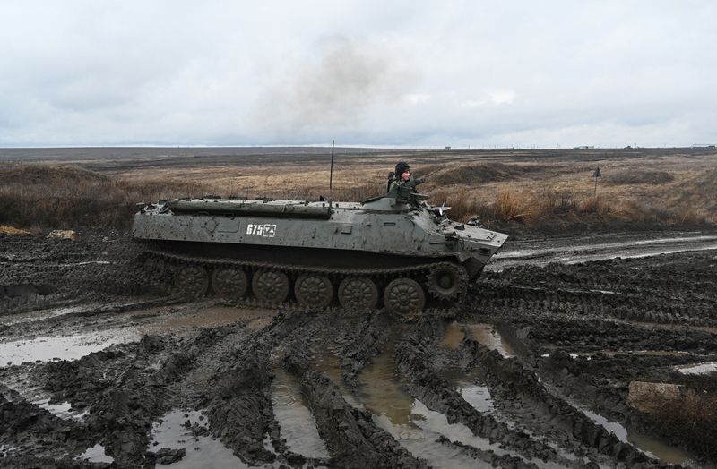 &copy; Reuters. FOTO DE ARCHIVO: Un miembro del ejército ruso conduce un vehículo de combate de infantería BMP-3 durante unos ejercicios militares en el campo de tiro de Kadamovsky, en la región de Rostov, Rusia, el 20 de diciembre de 2021. REUTERS/Sergey Pivovarov