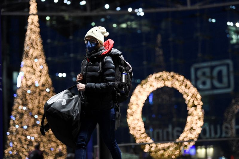 &copy; Reuters. Mulher carrega sua bagagem na estação central de Berlim em meio à pandemia de Covid-19
22/12/2021 REUTERS/Annegret Hilse