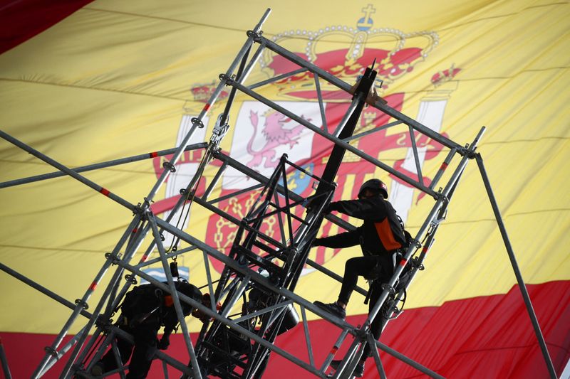 &copy; Reuters. FILE PHOTO: Workers set up a huge scaffold as a Spanish flag flutters at the Colon square in Madrid, Spain, November 2, 2021. REUTERS/Sergio Perez