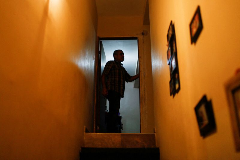 &copy; Reuters. Anibal Pirela prepares in his home days before immigrating with his four-year-old son to join his wife and daughter in the United States, in Maracaibo, Venezuela November 30, 2021. REUTERS/Leonardo Fernandez Viloria