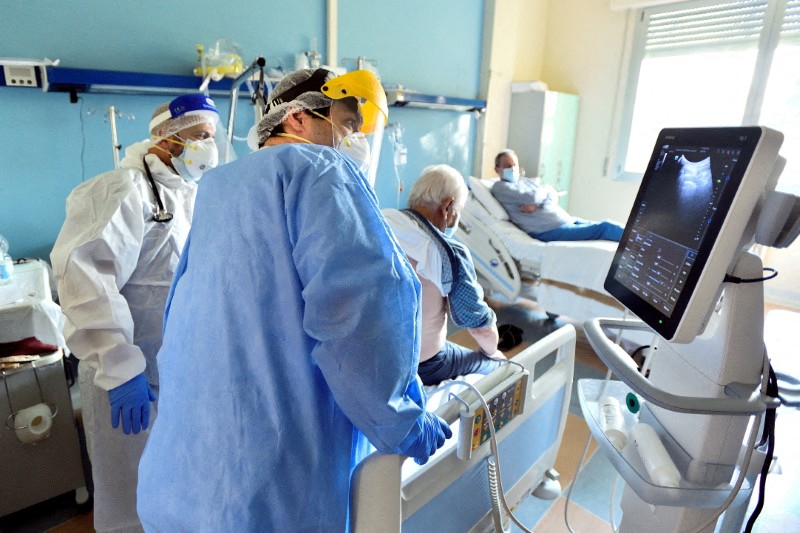 &copy; Reuters. Médico examina paciente com Covid-19 em hospital em Codogno, na Itália
11/02/2021 REUTERS/Flavio Lo Scalzo