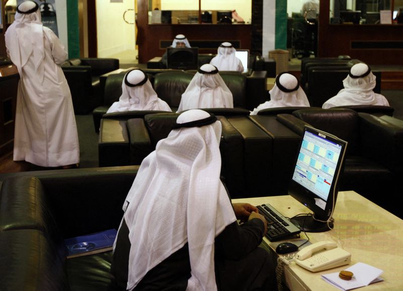 &copy; Reuters. متعاملون خلال التداول في بورصة أبوظبي في صورة من أرشيف رويترز. 