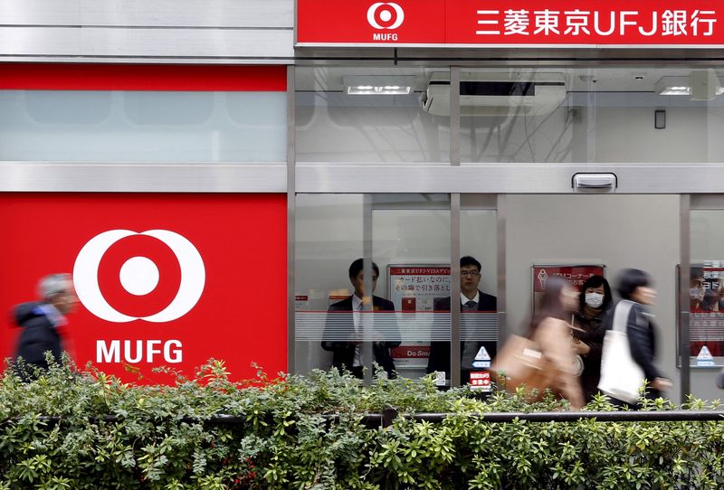 &copy; Reuters. FILE PHOTO: People queue inside a branch of the Mitsubishi UFJ (MUFJ) Financial Group's bank of Tokyo-Mitsubishi UFJ in Tokyo, Japan, February 1, 2016. REUTERS/Yuya Shino