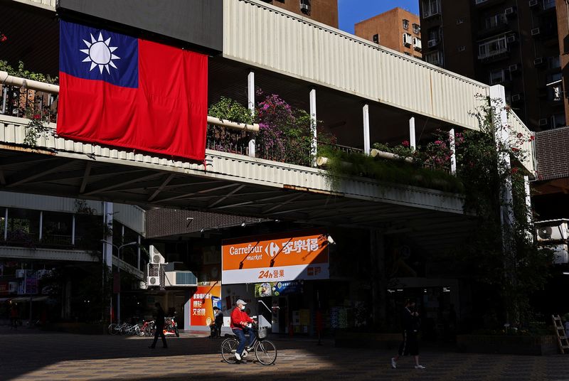 &copy; Reuters. Homem passa de bicicleta por bandeira de Taiwan, em Taipé
16/11/2021 REUTERS/Ann Wang