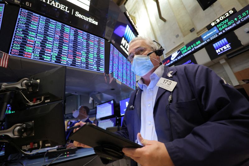 © Reuters. A trader works on the trading floor on the last day of trading before Christmas at the New York Stock Exchange (NYSE) in Manhattan, New York City, U.S., December 23, 2021. REUTERS/Andrew Kelly