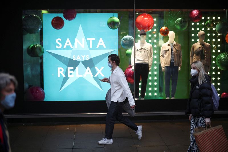 © Reuters. People walk past a Christmas shop display on Oxford Street, amid the coronavirus disease (COVID-19) outbreak in London, Britain, December 23, 2021. REUTERS/Henry Nicholls