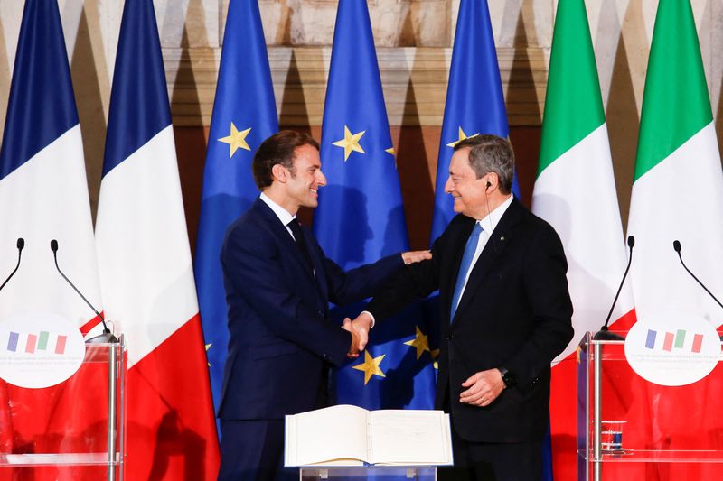 &copy; Reuters. FILE PHOTO: French President Emmanuel Macron and Italy's Prime Minister Mario Draghi shake hands during a news conference after signing an accord to try to tilt the balance of power in Europe, at Villa Madama in Rome, Italy, November 26, 2021. REUTERS/Rem