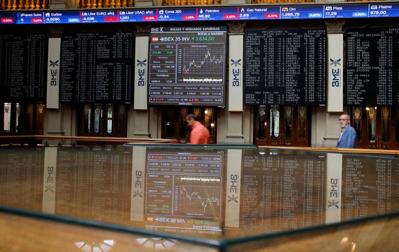 &copy; Reuters. FOTO DE ARCHIVO: Tableros electrónicos con datos de cotización en el interior de la Bolsa de Madrid