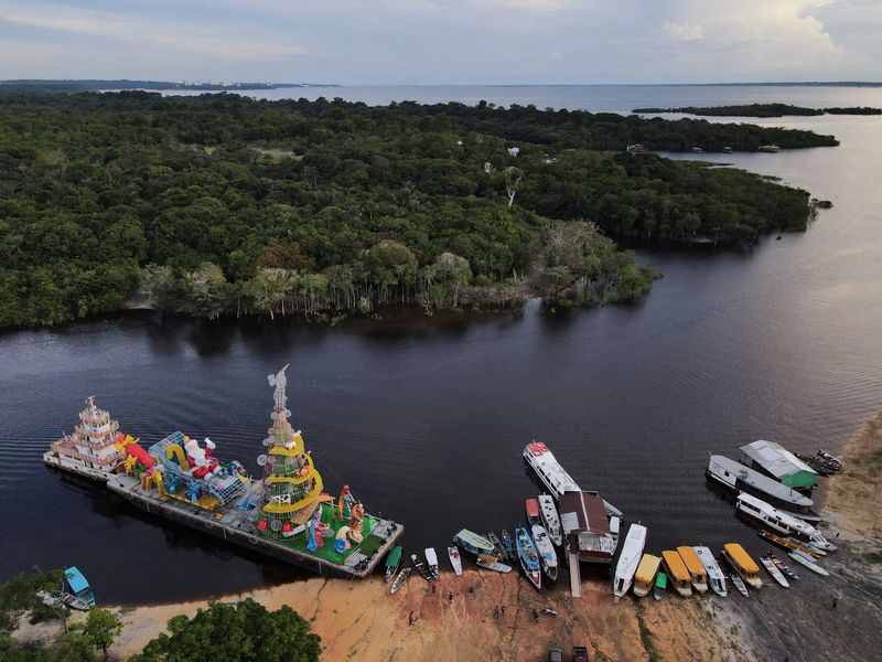 &copy; Reuters. Un belén flotante se ve durante el evento del Ferry de las Aguas de Navidad organizado por el ayuntamiento de Manaos en las orillas del Río Negro en la zona rural de Manaos, Brasil. 22 de diciembre de 2021. Imagen tomada el 22 de diciembre de 2021. REUT