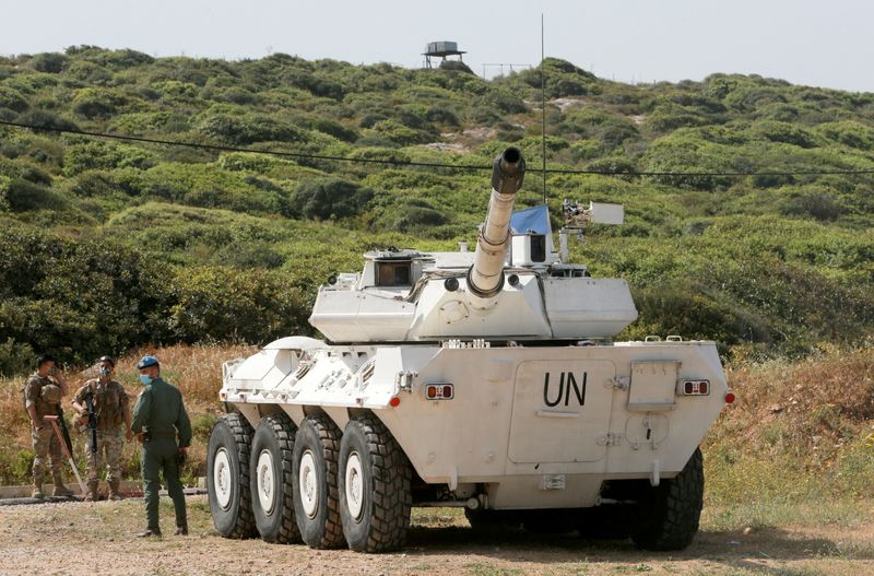 &copy; Reuters. قوات حفظ سلام دولية تابعة للأمم المتحدة في لبنان ترافقها قوات أمن لبنانية في 4 مايو أيار 2021. رويترز