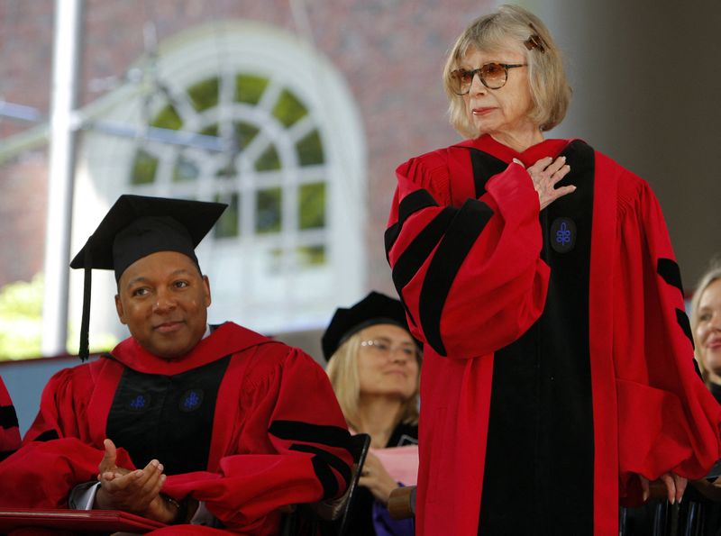 &copy; Reuters. FOTO DE ARCHIVO-El músico Wynton Marsalis aplaude mientras la escritora Joan Didion recibe el título de Doctora Honoris Causa en la 358ª ceremonia de graduación de la Universidad de Harvard en Cambridge, Massachusetts. 4 de junio de 2009. REUTERS/Bria