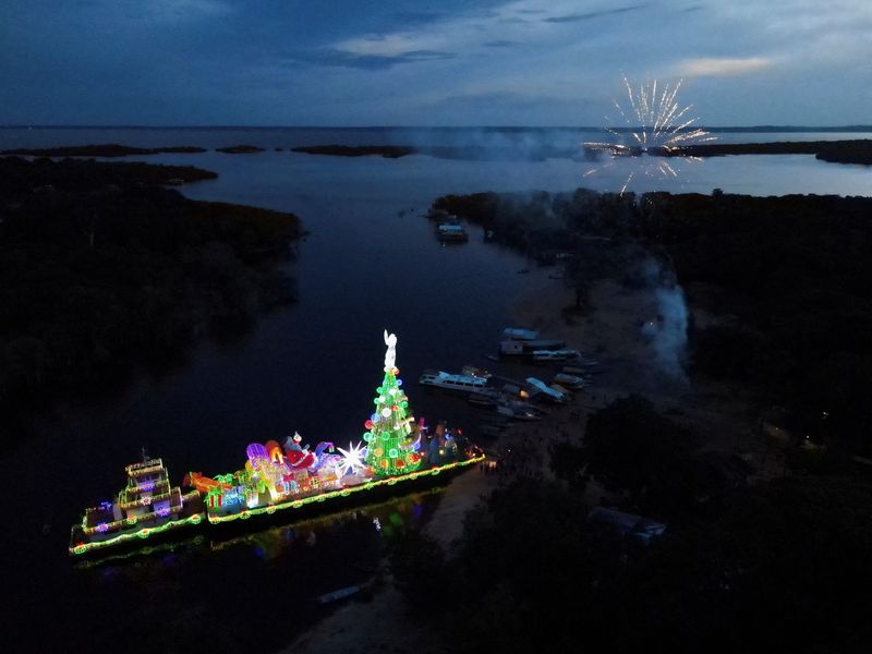 &copy; Reuters. Embarcação natalina com árvore de Natal e Papai Noel gigante visita comunidade ribeirinha em Manaus
22/12/2021 REUTERS/Bruno Kelly