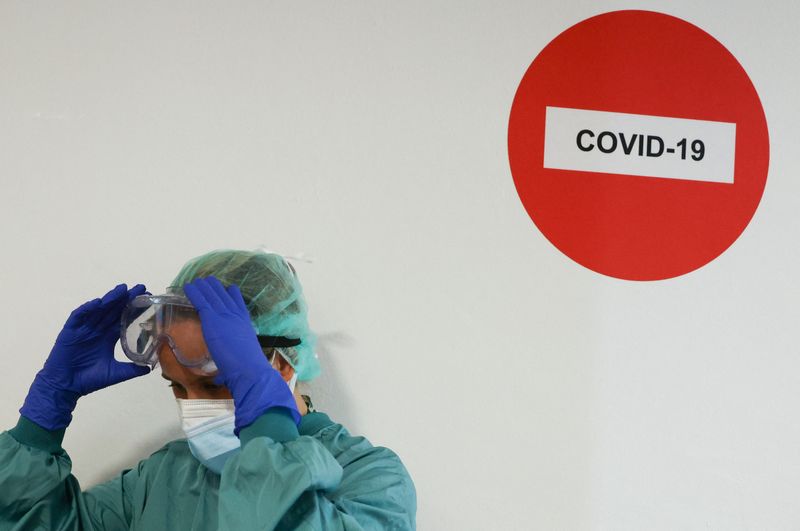 © Reuters. Profissional de saúde ajusta óculos de proteção durante pandemia de Covid-19 em hosputal de Barcelona
15/07/2021 REUTERS/Nacho Doce