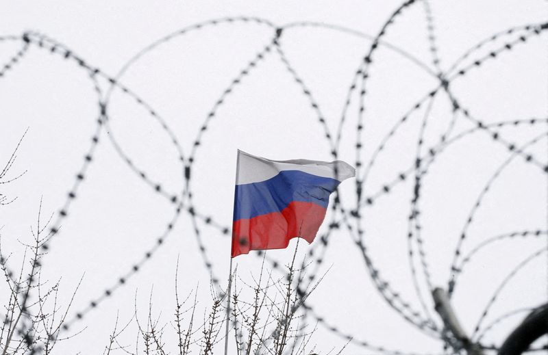 © Reuters. Bandeira da Rússia por trás de arame farpado na embaixada russa em Kiev, na Ucrânia
26/03/2018 REUTERS/Gleb Garanich