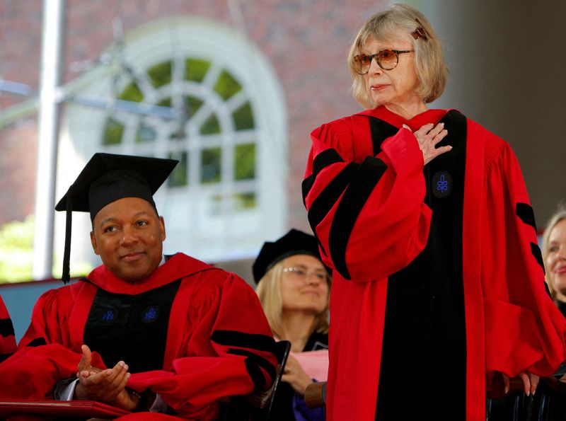 &copy; Reuters. Escritora Joan Didion recebe título de Doutora Honorária em Letras na Universidade Harvard em 2009
04/06/2009 REUTERS/Brian Snyder