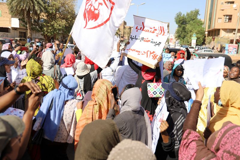 &copy; Reuters. نساء تشارك في مظاهرة للتنديد بجرائم اغتصاب منسوبة إلى قوات الأمن السودانية في أم درمان يوم الخميس. تصوير: الطيب صديق - رويترز