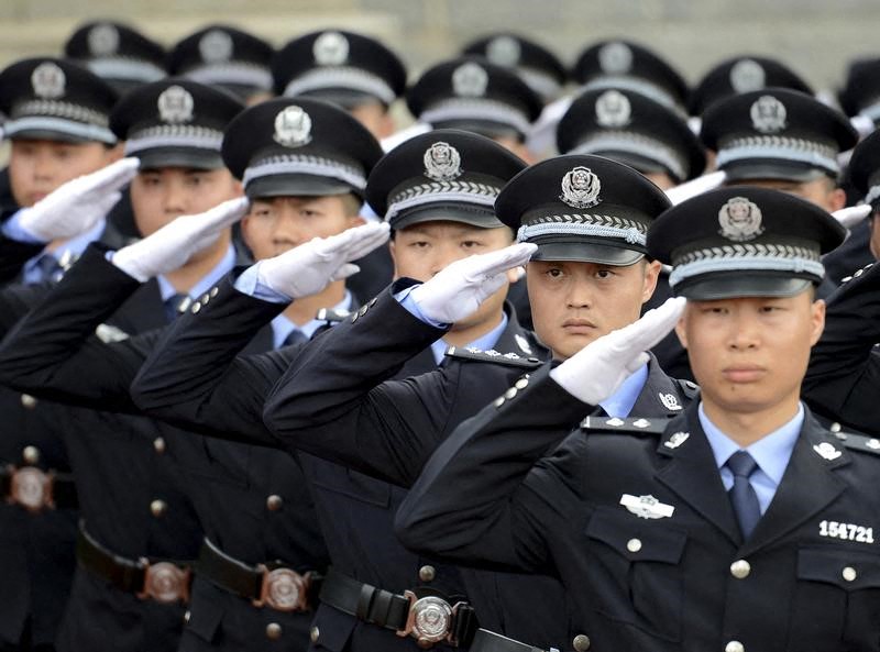 &copy; Reuters. 　１２月２３日、ソロモン諸島は、警察部隊を訓練するため、中国から警察官が派遣されると発表した。写真は中国の警察官たち。２０１５年６月湖南省で撮影（２０２１年  ロイター）
