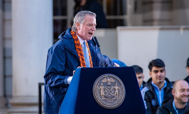 &copy; Reuters. رئيس بلدية نيويورك بيل دي بلازيو يتحدث خلال مراسم في نيويورك يوم 14 ديسمبر كانون الأول 2021. (صورة لرويترز من يو إس إيه توداي سبورتس).