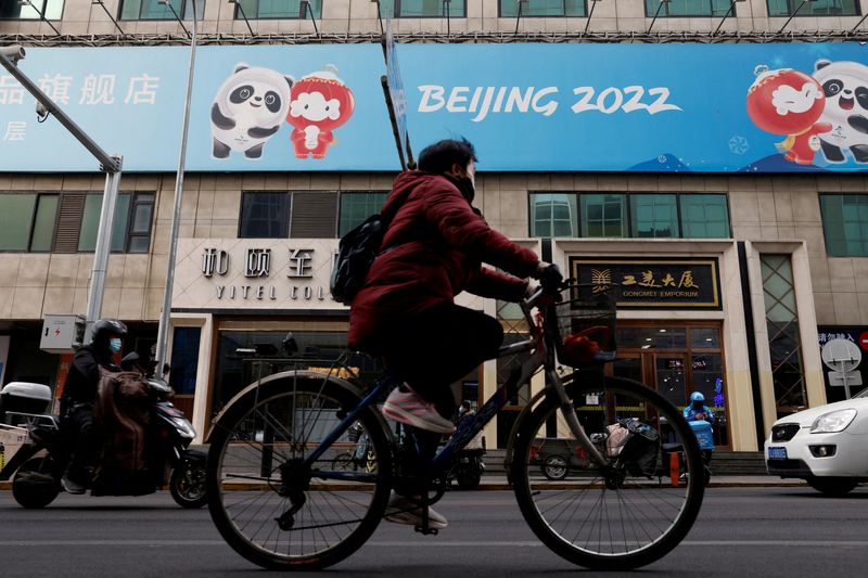 &copy; Reuters. Le Japon a annoncé vendredi qu'il n'enverrait pas de délégation gouvernementale aux Jeux olympiques de Pékin prévus en février prochain, une décision présentée comme indépendante du boycott de l'événement décrété par les Etats-Unis mais à 