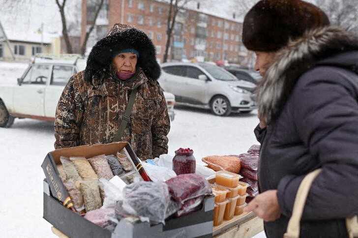 &copy; Reuters. Pensioner Gulsina Zhemaletdinova sells food items at a street market in the Siberian town of Tara in the Omsk region, Russia, December 14, 2021. Picture taken December 14, 2021. REUTERS/Alexey Malgavko