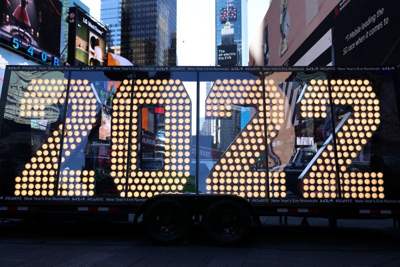 &copy; Reuters. New York va réduire de manière drastique le nombre de personnes autorisées à prendre place à Times Square pour le réveillon du Nouvel An. /Photo prise le 20 décembre 2021/REUTERS/Andrew Kelly