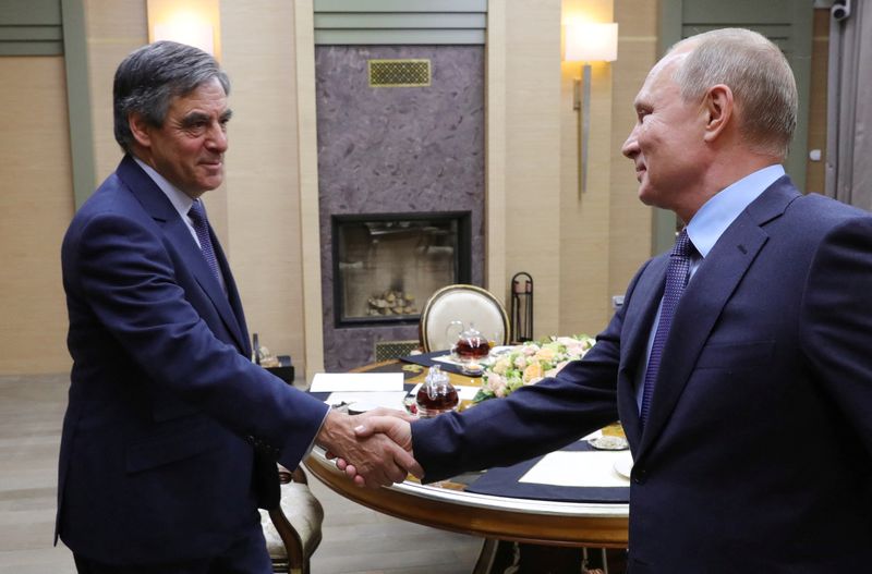 &copy; Reuters. FOTO DE ARCHIVO: El ex primer ministro francés François Fillon y el presidente ruso Vladimir Putin en Moscú