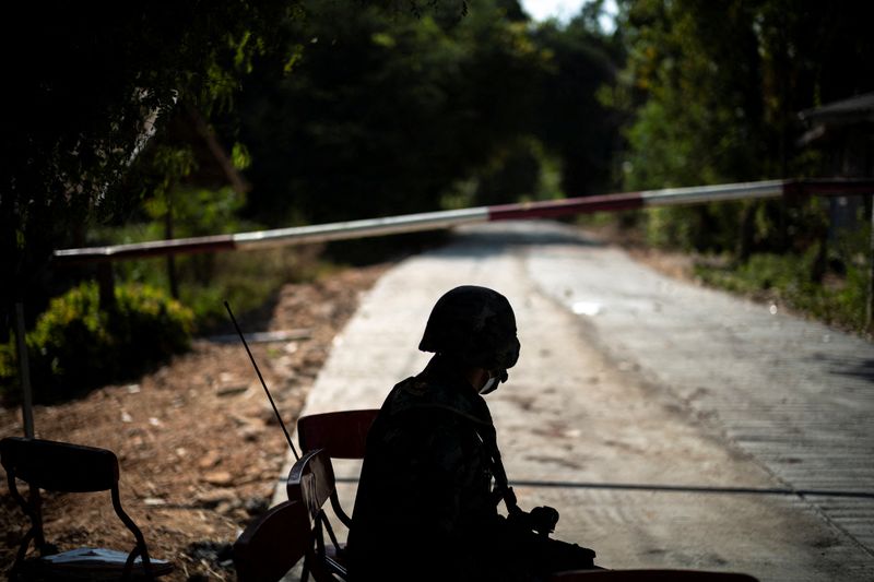 &copy; Reuters. جندي تايلاندي يجلس عند حاجز على طريق يؤدي إلى الحدود مع ميانمار حيث يدور صراع بين جيش ميانمار ومسلحي أقلية عرقية في منطقة ماي سوت في تايلاند 