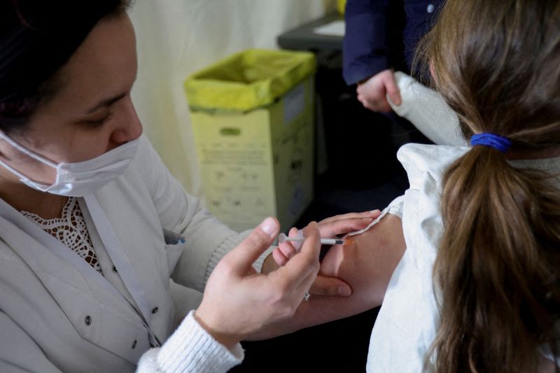 &copy; Reuters. La Haute Autorité de Santé (HAS) recommande dans un avis publié vendredi de réduire à trois mois le délai entre la primovaccination contre le COVID-19 et le rappel et d'élargir la campagne de rappel aux adolescents fragiles. /Photo prise le 18 dé