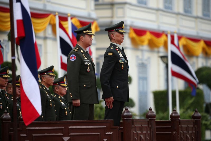 &copy; Reuters. Hun Manet (à gauche), chef de l'armée cambodgienne, et le général Apirat Kongsompong (à droite). Le parti au pouvoir au Cambodge a désigné vendredi le fils aîné du Premier ministre Hun Sen comme "futur Premier ministre". /Photo d'archives/REUTERS