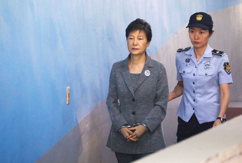 &copy; Reuters. Imagen de archivo de la removida líder surcoreana Park Geun-hye llegando a una corte en Seúl, Corea del Sur. 25 de agosto, 2017. REUTERS/Kim Hong-Ji/Archivo