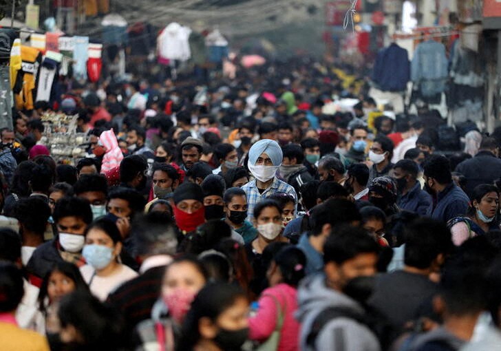 &copy; Reuters. Decenas de personas realizan sus compras antes de las fiestas de fin de año en Nueva Delhi, India. 23 diciembre 2021. REUTERS/Anushree Fadnavis