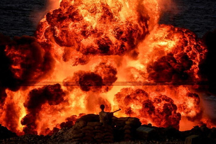 &copy; Reuters. Un soldado ve una explosión desde una casamata durante unos ejercicios militares denominados "Gran Profeta 17" en el suroeste de Irán, en una imagen obtenida el 22 de diciembre de 2021. IRGC/WANA (West Asia News Agency)/entrega vía Reuters. ATENCIÓN E