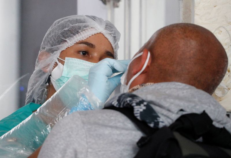 &copy; Reuters. Tous les passagers souhaitant se rendre dans un des territoires français d'outre-mer devront désormais présenter à partir de mardi prochain un test négatif de moins de 24 heures pour attester qu'ils n'ont pas le COVID-19. /Photo d'archives/REUTERS/Jo