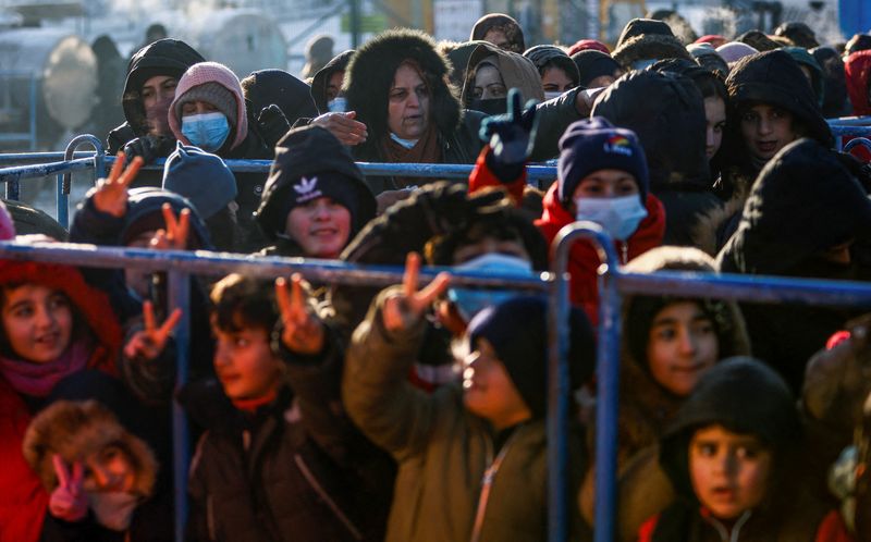 &copy; Reuters. مهاجرون يصطفون للحصول على وجبة خارج مركز للنقل والتوزيع في بروزجي على الحدود بين روسيا البيضاء وبولندا يوم 22 ديسمبر كانون الأول 2021. تصوير: م