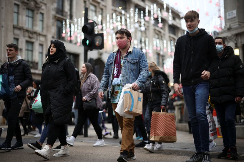 &copy; Reuters. Environ un Londonien sur dix était probablement infecté dimanche par le coronavirus responsable du COVID-19, selon des estimations des autorités sanitaires publiées vendredi. /Photo prise le 23 décembre 2021/REUTERS/Henry Nicholls