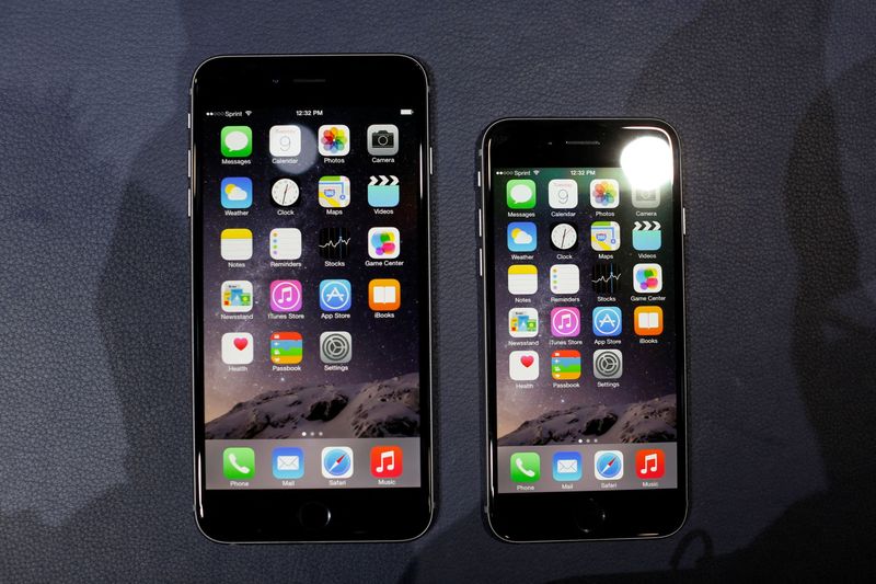 © Reuters. FILE PHOTO: The iPhone 6 and the iPhone 6 Plus in Cupertino, California, September 9, 2014. REUTERS/Stephen Lam/File Photo