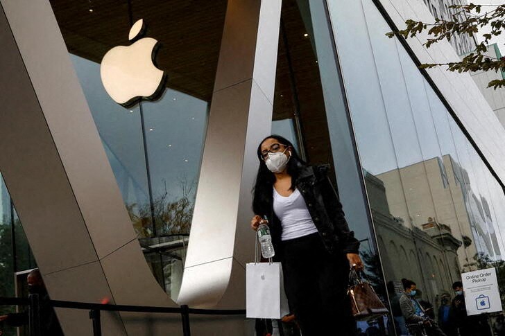 &copy; Reuters. FOTO DE ARCHIVO. Imagen referencial de una clienta saliendo de una Apple Store, en Brooklyn, Nueva York, Estados Unidos. 23 de octubre de 2020. REUTERS/Brendan McDermid