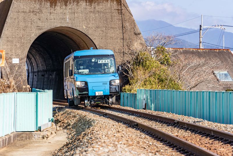 &copy; Reuters. مركبة (دي إم في)، أول مركبة ثنائية الاستخدام في العالم حيث تسير على الطرق الممهدة وعلى قضبان السكك الحديدية، أثناء اختبارها في بلدة كايو بإق