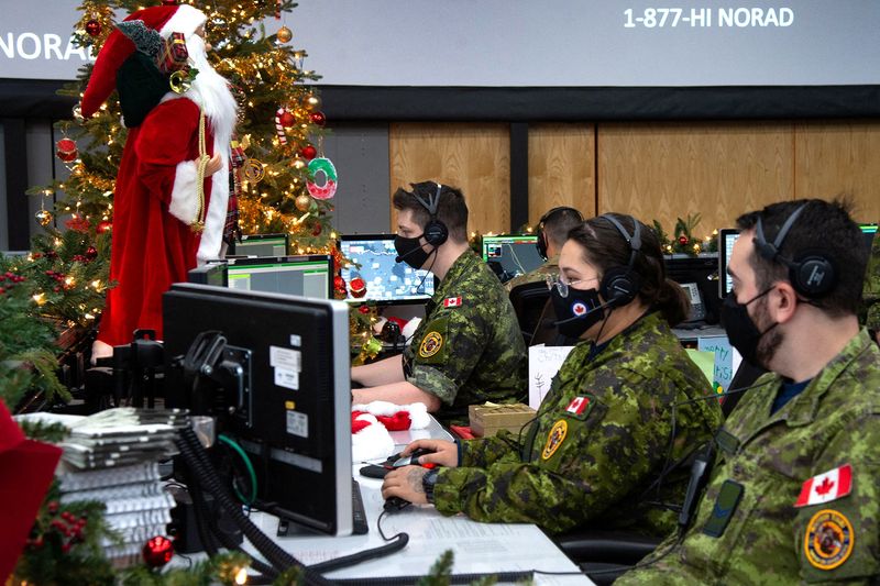 © Reuters. The Royal Canadian Air Force's 22 Wing holds it’s annual NORAD Tracks Santa promotion at Canadian Forces Base (CFB) North Bay in North Bay, Ontario, Canada December 9, 2021. Picture taken December 9, 2021.  Corporal Rob Ouellette/Canadian Forces/Handout via REUTERS  