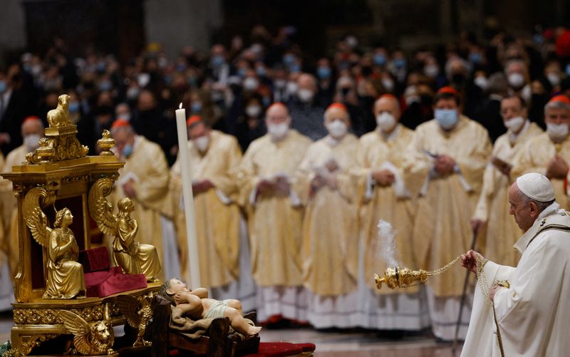 &copy; Reuters. El papa celebra la misa de vísperas de Navidad en el Vaticano, 24 de diciembre del  2021. REUTERS/Guglielmo Mangiapane