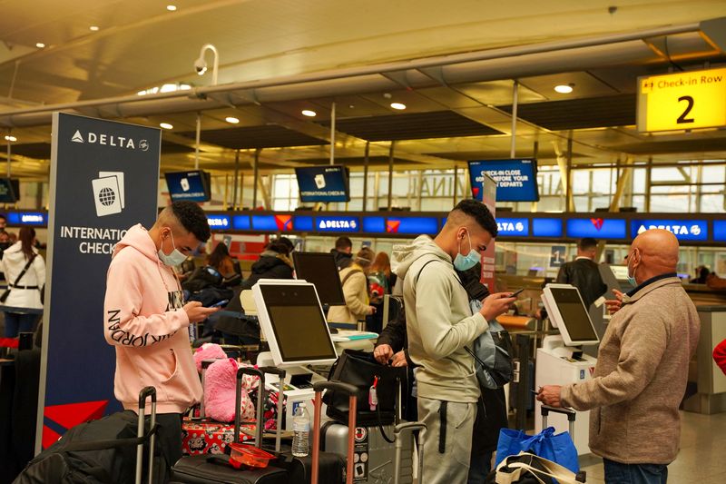 &copy; Reuters. Passengers line up at John F. Kennedy International Airport after airlines announced numerous flights were canceled during the spread of the Omicron coronavirus variant on Christmas Eve in Queens, New York City, U.S., December 24, 2021. REUTERS//Dieu-Nali