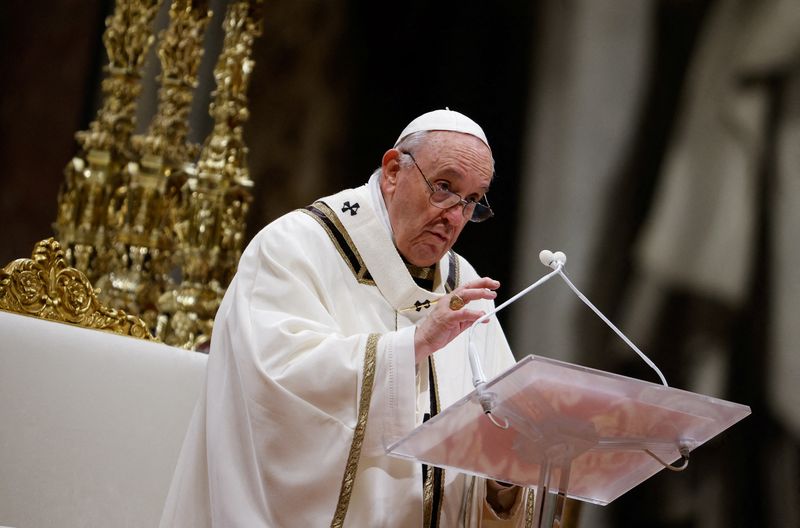 &copy; Reuters. Papa Francisco celebra missa no Vaticano
24/12/2021 REUTERS/Guglielmo Mangiapane