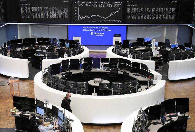 &copy; Reuters. 欧州株式市場は、クリスマス前で薄商いとなるなか下落して終了した。短縮取引のＳＴＯＸＸ欧州６００種指数は０．１％安となった。写真は１２月２２日、ドイツのフランクフルトで撮影