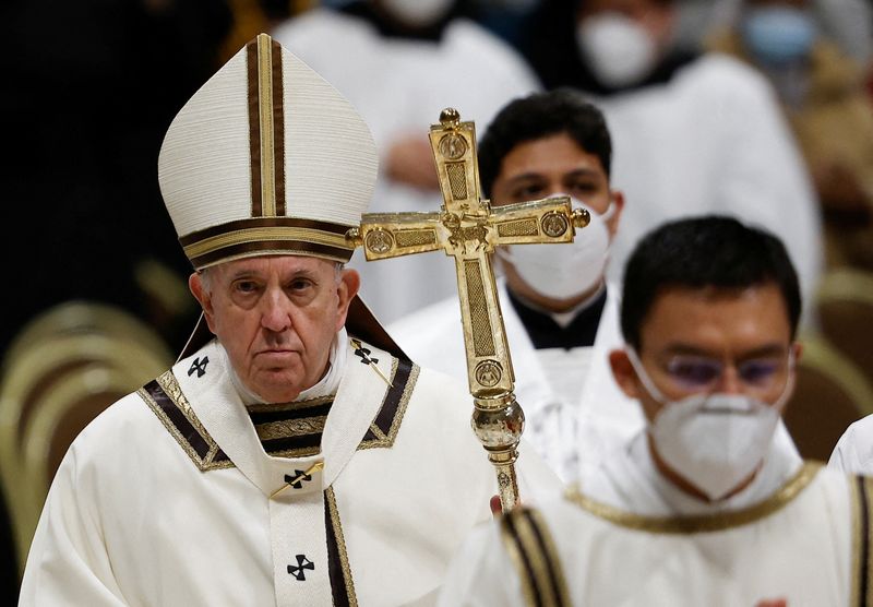 &copy; Reuters. Le pape François, a déclaré vendredi que les personnes indifférentes aux pauvres offensent Dieu, et a exhorté les fidèles à "regarder au-delà de toutes les lumières et décorations" et à se souvenir des plus démunis, lors de la traditionnelle m