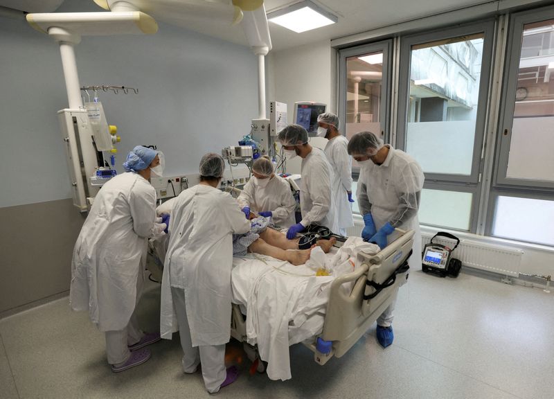 &copy; Reuters. Les autorités sanitaires ont annoncé vendredi avoir enregistré 94.124 nouvelles contaminations par le coronavirus responsable du COVID-19. /Photo prise le 16 décembre 2021/REUTERS/Yves Herman