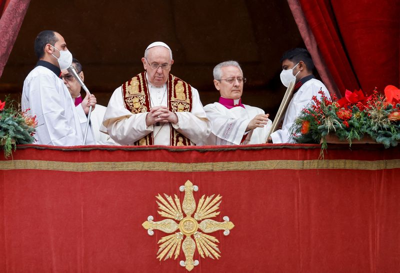 &copy; Reuters. FILE PHOTO: Pope Francis stands on the main balcony of St. Peter's Basilica to deliver his traditional Christmas Day Urbi et Orbi speech to the city and the world from the Vatican, December 25, 2021. REUTERS/Yara Nardi