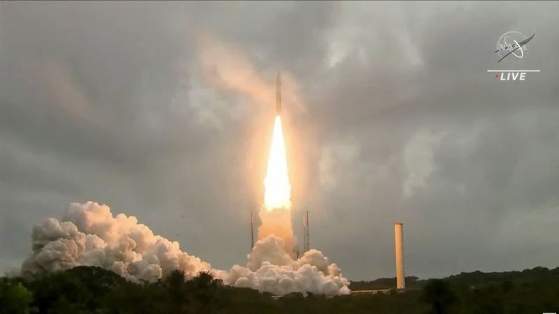 &copy; Reuters. Arianespace's Ariane 5 rocket, with NASA’s James Webb Space Telescope onboard, launches from Europe’s Spaceport, the Guiana Space Center in Kourou, French Guiana December 25, 2021 in a still image from video.   NASA/NASA TV/Handout via REUTERS. 