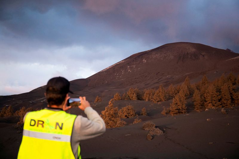 &copy; Reuters. L'éruption du volcan Cumbre Vieja situé sur l'île espagnole de La Palma, aux Canaries, a été déclaré samedi officiellement terminée par les scientifiques. /Photo prise le 17 décembre 2021/REUTERS/Borja Suarez
